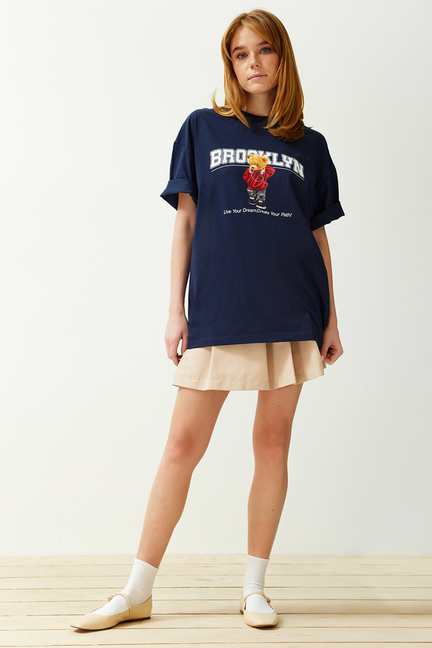 Lacivert %100 Pamuk Ayıcık Baskılı Oversize/Geniş Kalıp Bisiklet Yaka Örme T-Shirt TWOSS24TS00065 - 3