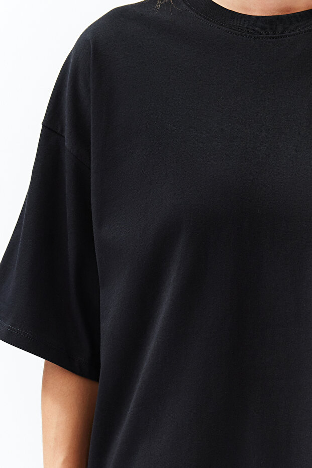 Siyah %100 Kalın Pamuklu Oversize/Geniş Kalıp Bisiklet Yaka Örme T-Shirt TWOSS23TS00040 - 5