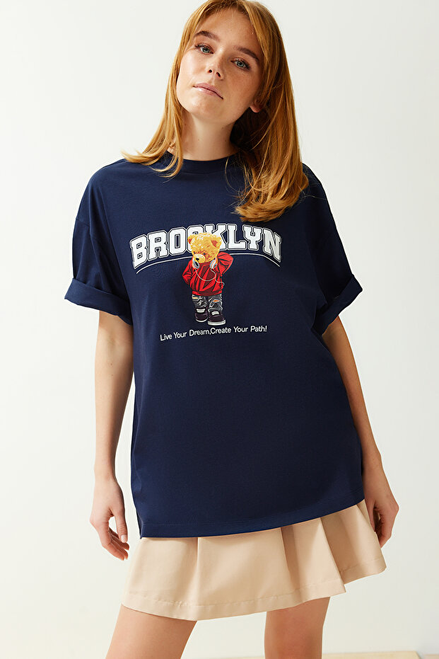 Lacivert %100 Pamuk Ayıcık Baskılı Oversize/Geniş Kalıp Bisiklet Yaka Örme T-Shirt TWOSS24TS00065 - 1