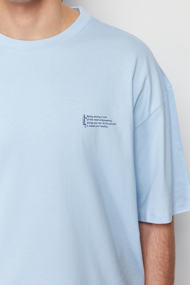 Açık Mavi Oversize %100 Pamuklu Bisiklet Yaka Minimal Yazı Baskılı T-Shirt TMNSS23TS00084 - 6