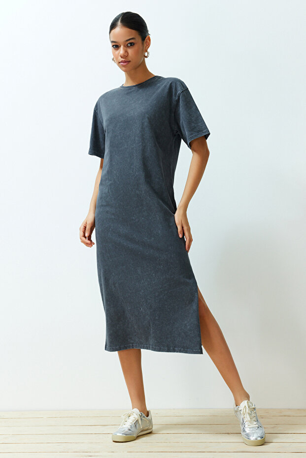 Anthrazitfarbenes, 100 % Baumwolle, geschlitztes T-Shirt-Kleid mit Used-Look und bequemer Passform TWOSS24EL00140 - 2