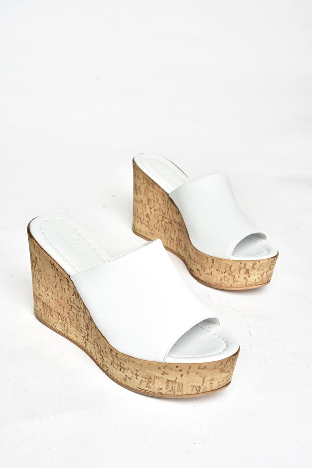 S996069909 Bílé dámské pantofle na klínové podrážce - 5