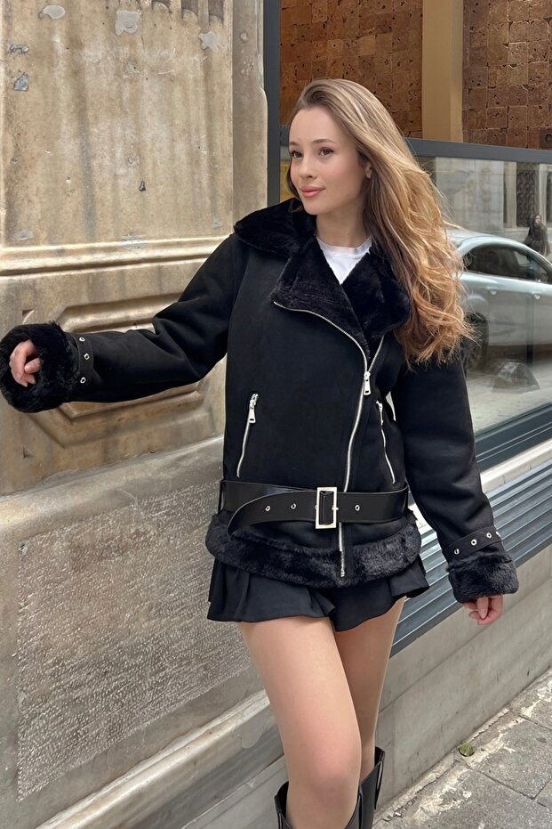 Damski płaszcz z laminowanego zamszu z rękawami z paskiem i futerkiem - 2