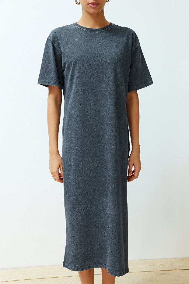 Anthrazitfarbenes, 100 % Baumwolle, geschlitztes T-Shirt-Kleid mit Used-Look und bequemer Passform TWOSS24EL00140 - 5