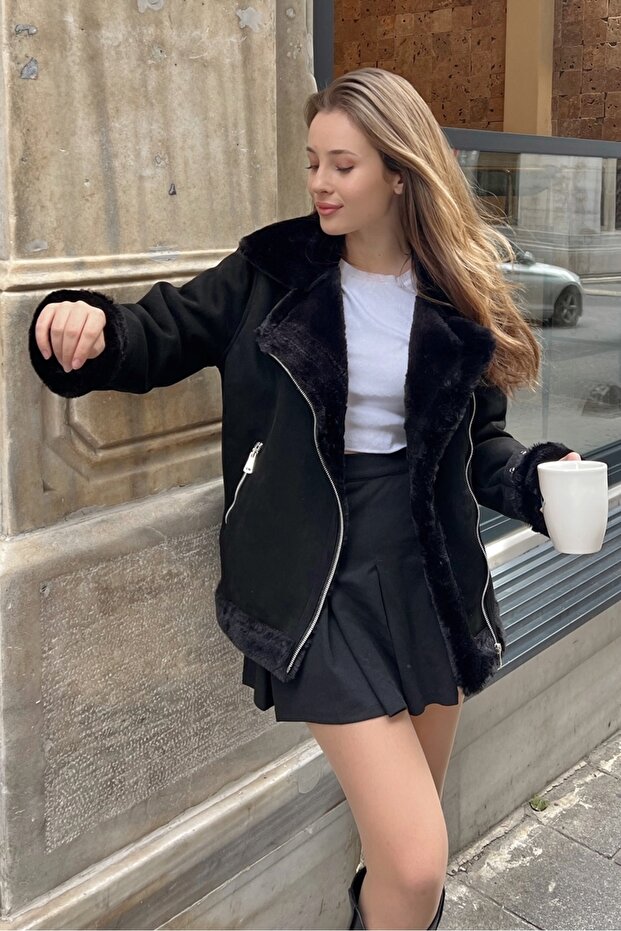 Damski płaszcz z laminowanego zamszu z rękawami z paskiem i futerkiem - 1