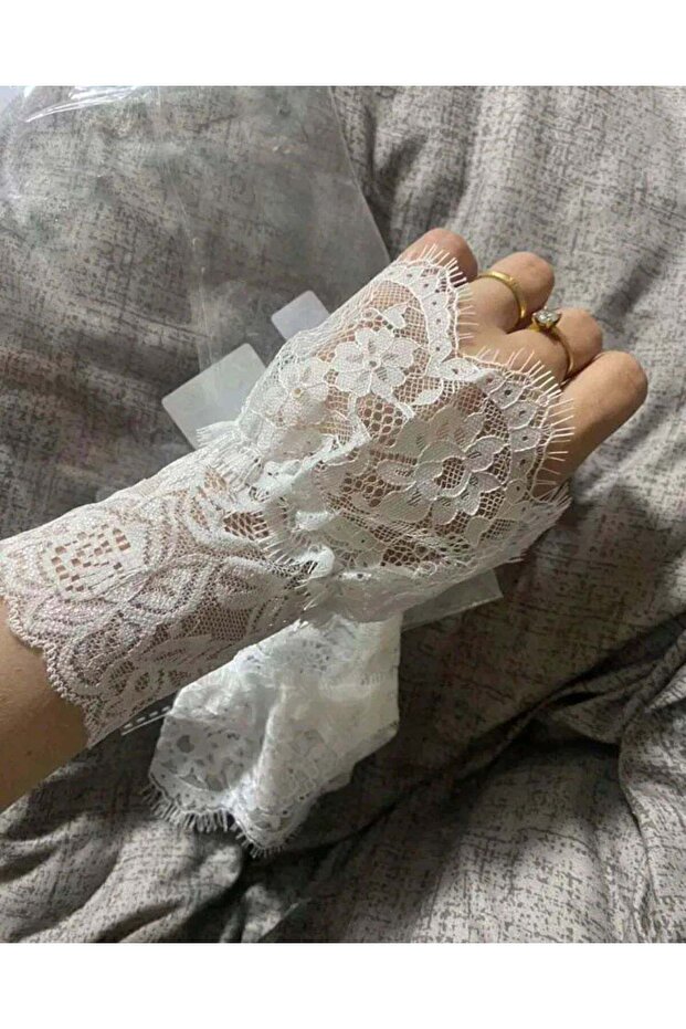 قفازات إيلينا بأكمام من الدانتيل