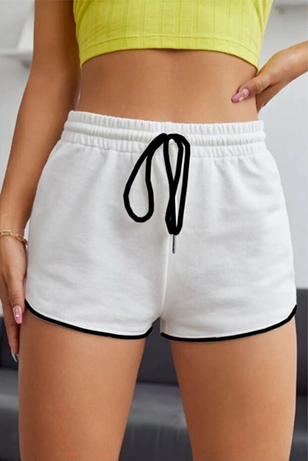 Biyeli Yırtmaçlı Detayli Mini Şort - 3