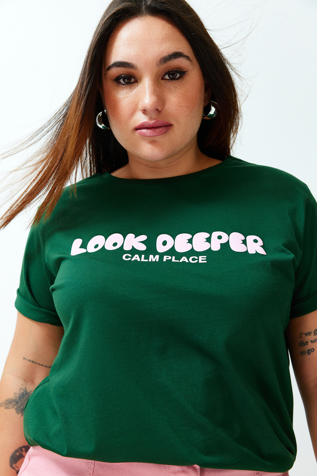 Koyu Yeşil Slogan Baskılı Relaxed %100 Pamuk Örme Büyük Beden T-shirt TBBSS24BF00036 - 5