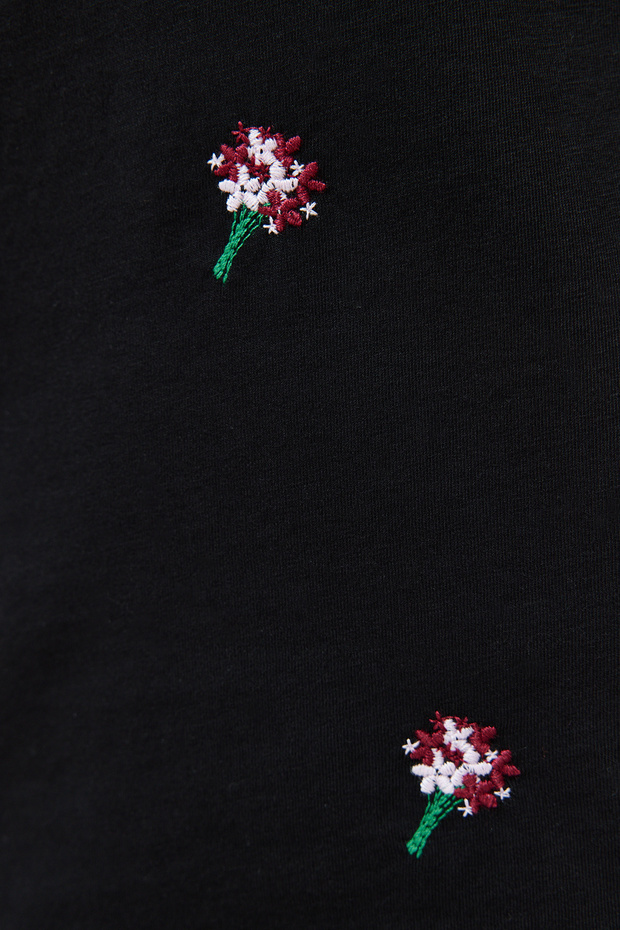 Boyfriend kivágott fekete virágos hímzésű nagy méretű póló - 100% pamut TBBSS24BF00029 - 5