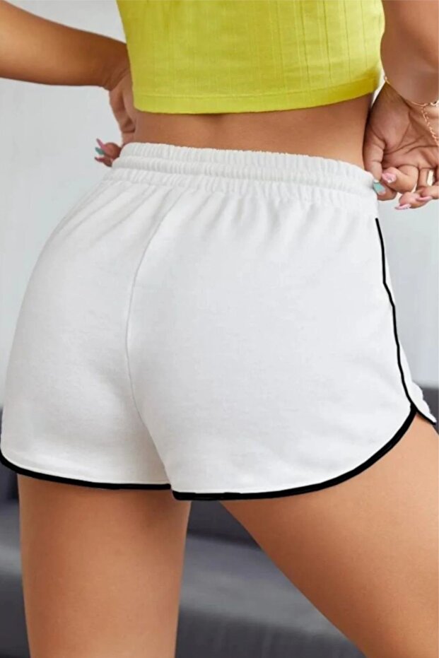 Biyeli Yırtmaçlı Detayli Mini Şort - 4