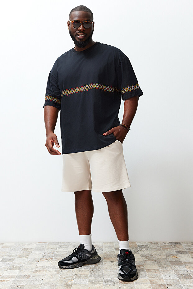Büyük Beden Siyah Oversize/Geniş Kesim %100 Pamuklu Etnik Nakışlı Rahat T-Shirt TMNSS24BF00008 - 2