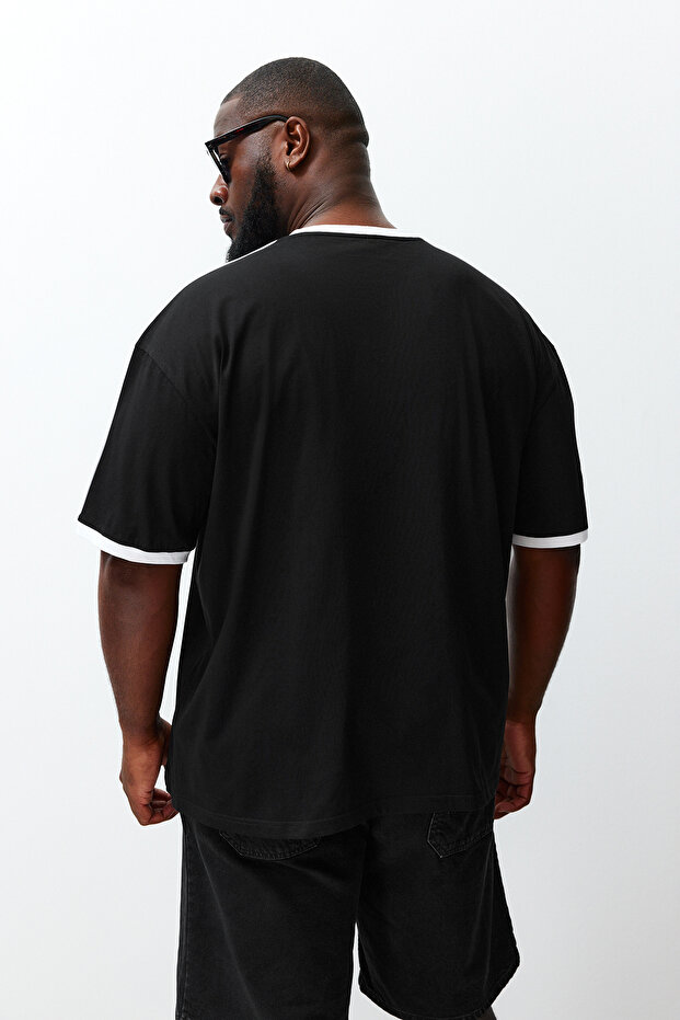 Büyük Beden Siyah Oversize/Geniş Kesim Kontrast Detaylı %100 Pamuklu T-shirt TMNSS24BF00033 - 6