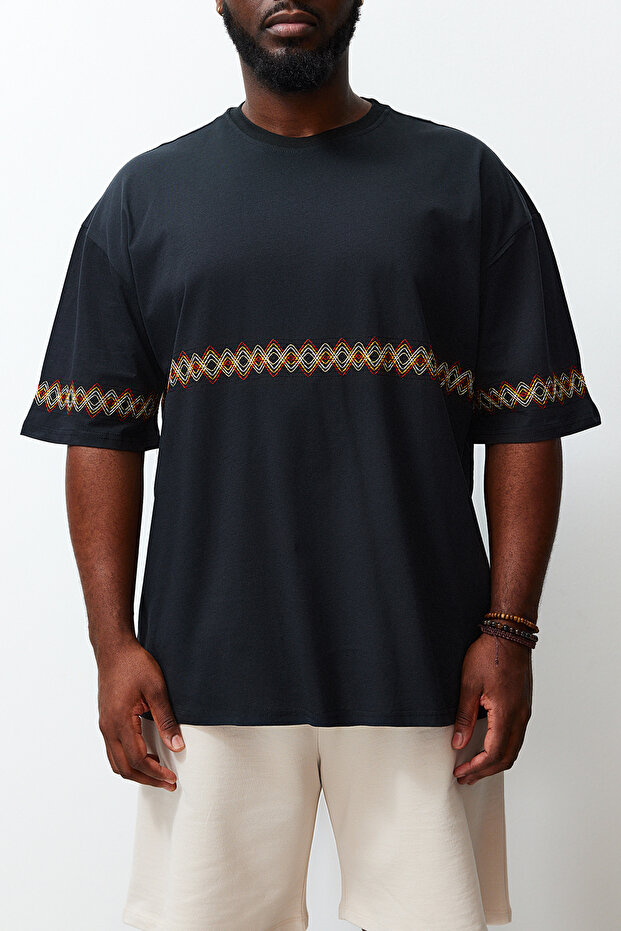 Büyük Beden Siyah Oversize/Geniş Kesim %100 Pamuklu Etnik Nakışlı Rahat T-Shirt TMNSS24BF00008 - 4