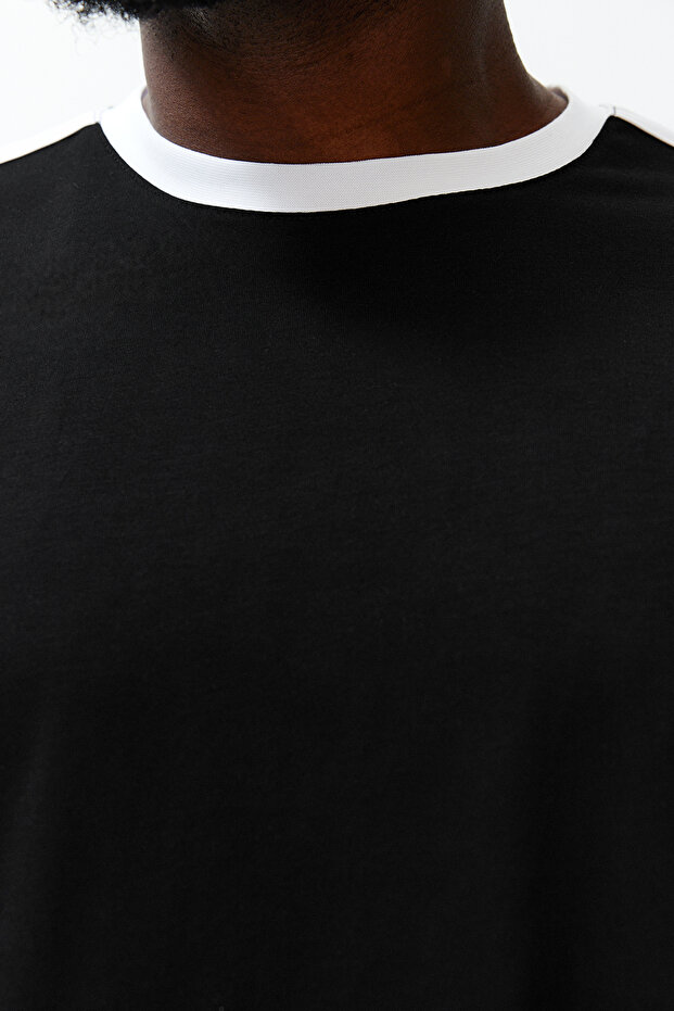 Büyük Beden Siyah Oversize/Geniş Kesim Kontrast Detaylı %100 Pamuklu T-shirt TMNSS24BF00033 - 5