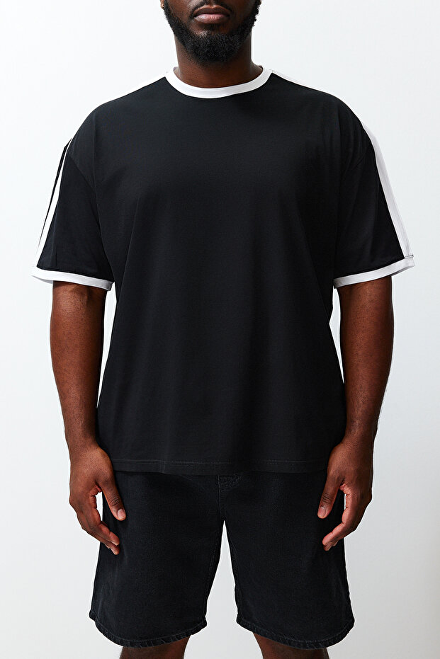 Büyük Beden Siyah Oversize/Geniş Kesim Kontrast Detaylı %100 Pamuklu T-shirt TMNSS24BF00033 - 4