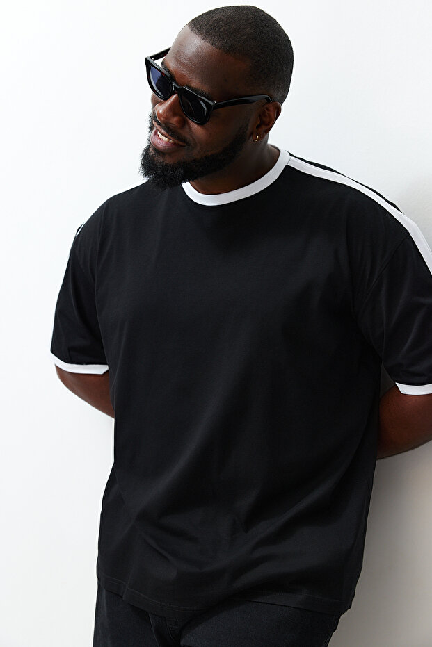 Büyük Beden Siyah Oversize/Geniş Kesim Kontrast Detaylı %100 Pamuklu T-shirt TMNSS24BF00033 - 3