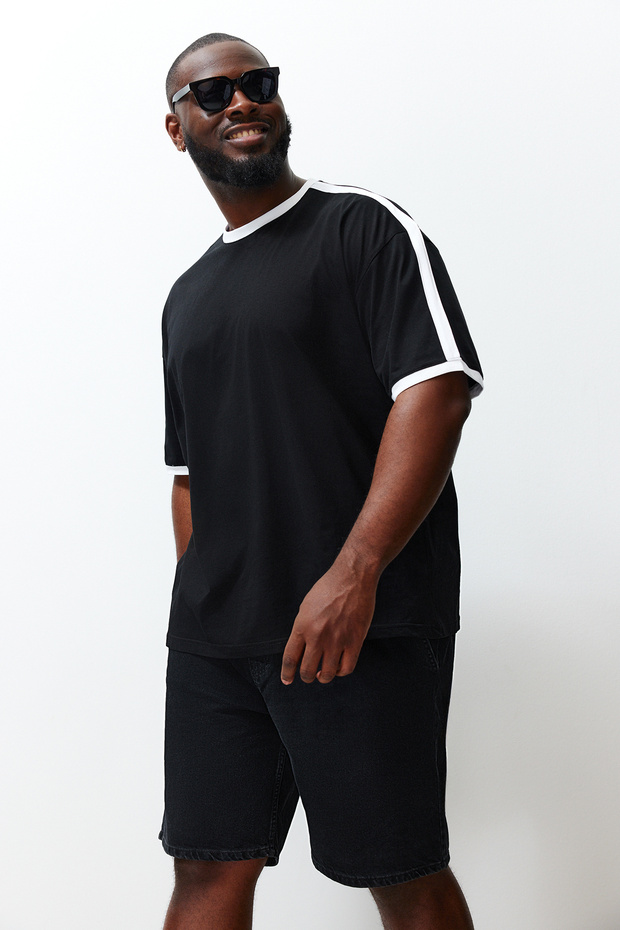 Büyük Beden Siyah Oversize/Geniş Kesim Kontrast Detaylı %100 Pamuklu T-shirt TMNSS24BF00033 - 1