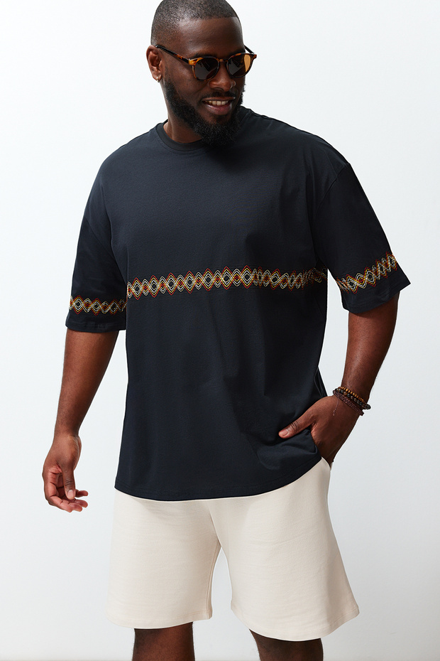 Büyük Beden Siyah Oversize/Geniş Kesim %100 Pamuklu Etnik Nakışlı Rahat T-Shirt TMNSS24BF00008 - 3