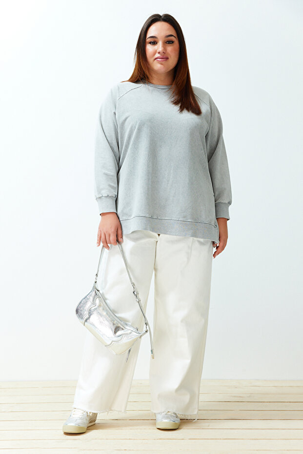 Szara bluza z dzianiny oversize z rozcięciami po bokach i przetarciami TCTSS23TW00062 - 11