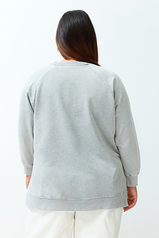 Szara bluza z dzianiny oversize z rozcięciami po bokach i przetarciami TCTSS23TW00062 - 13