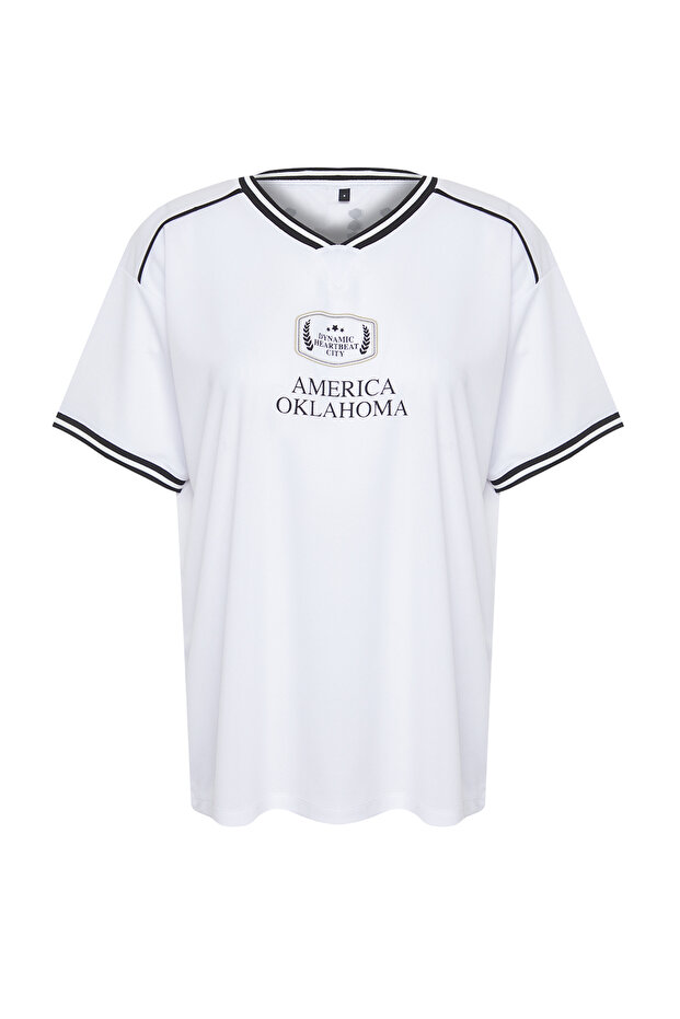 Beyaz Slogan Baskılı Forma Oversize/Geniş Kesim V Yaka Örme T-Shirt TWOSS24TS00112 - 8
