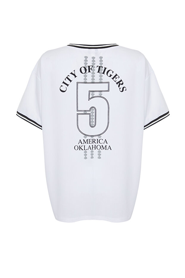 Beyaz Slogan Baskılı Forma Oversize/Geniş Kesim V Yaka Örme T-Shirt TWOSS24TS00112 - 9