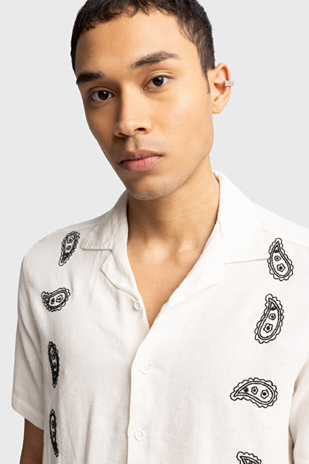 EMBROIDERY DETAIL SHORT SLEEVE SHIRT