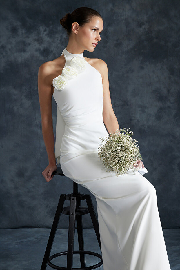 Bridal Beyaz Gül Detaylı Dokuma Şık Abiye Gece Mezuniyet Elbisesi TPRSS24AE00011 - 2