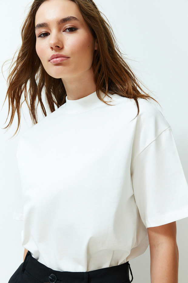 Beyaz %100 Kalın Pamuklu Dik Yaka Truvakar Kol Örme T-Shirt TWOSS24TS00074 - 3