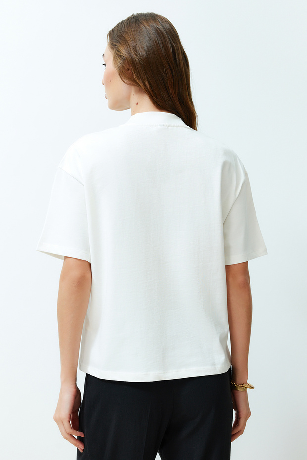 Beyaz %100 Kalın Pamuklu Dik Yaka Truvakar Kol Örme T-Shirt TWOSS24TS00074 - 6