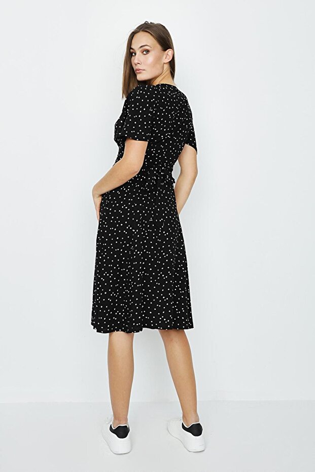 Dámske bodkované šaty s pásom - 2