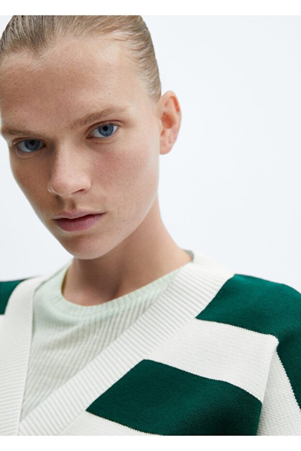 Gestreifte Strickjacke mit V-Ausschnitt - 6