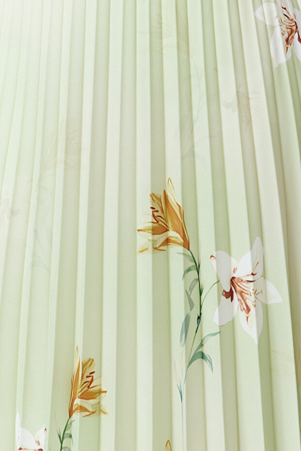 Wielokolorowa plisowana satynowa spódnica maxi w kwiatowy wzór TWOSS24ET00141 - 5