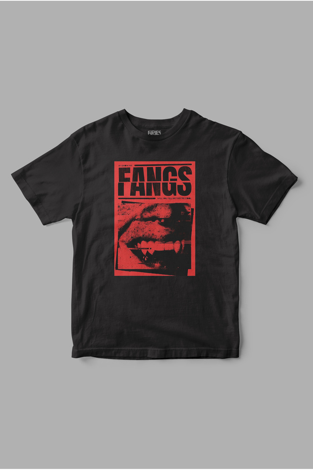 تي شيرت بطبعة "Fangs - 1