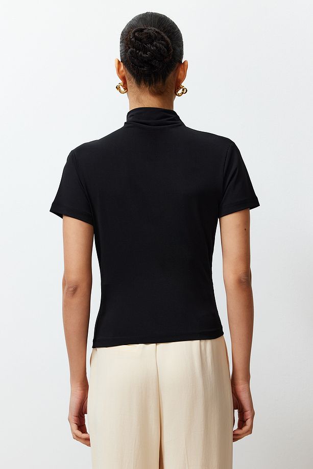 Siyah Büzgü/Drape Detaylı Fitted/Vücuda Oturan Kısa Kollu Dik Yaka Esnek Örme Bluz TWOSS24BZ00426 - 6
