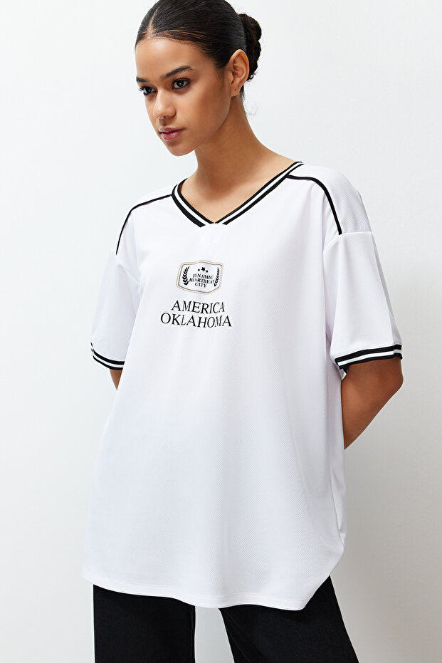 Beyaz Slogan Baskılı Forma Oversize/Geniş Kesim V Yaka Örme T-Shirt TWOSS24TS00112 - 1