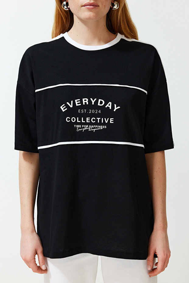 Siyah %100 Kalın Pamuklu Renk Bloklu Sloganlı Oversize/Geniş Kalıp Örme T-Shirt TWOSS24TS00132 - 5