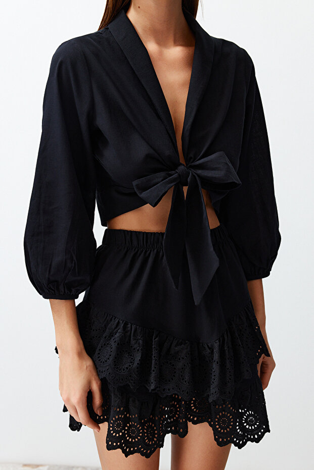Siyah Dokuma Bağlamalı Plaj Crop Bluz TBESS24BZ00006 - 5