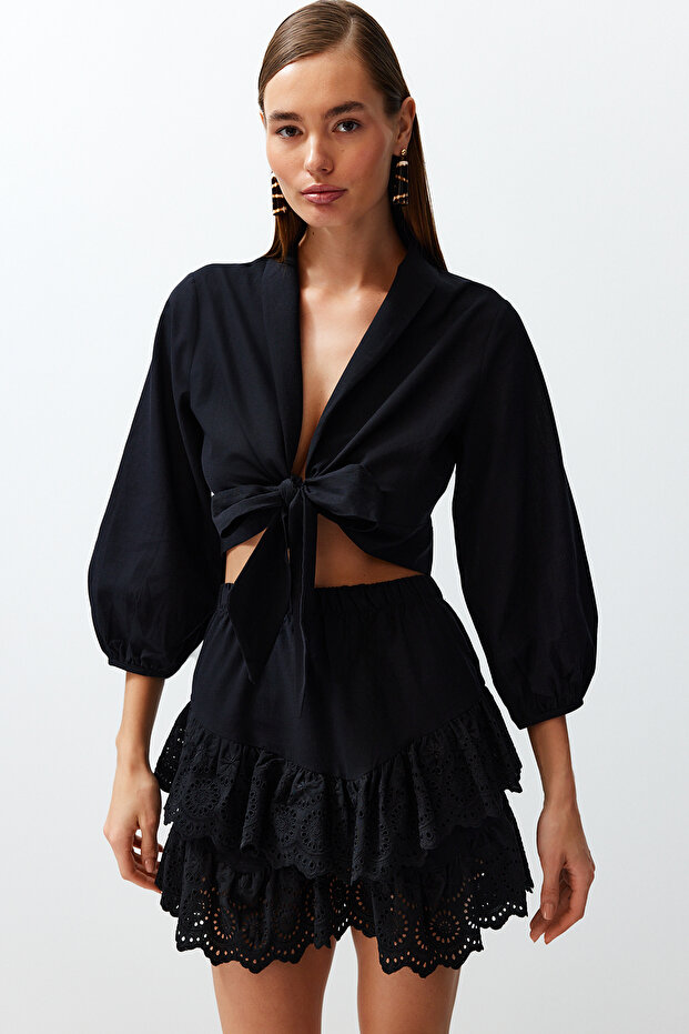 Siyah Dokuma Bağlamalı Plaj Crop Bluz TBESS24BZ00006 - 2