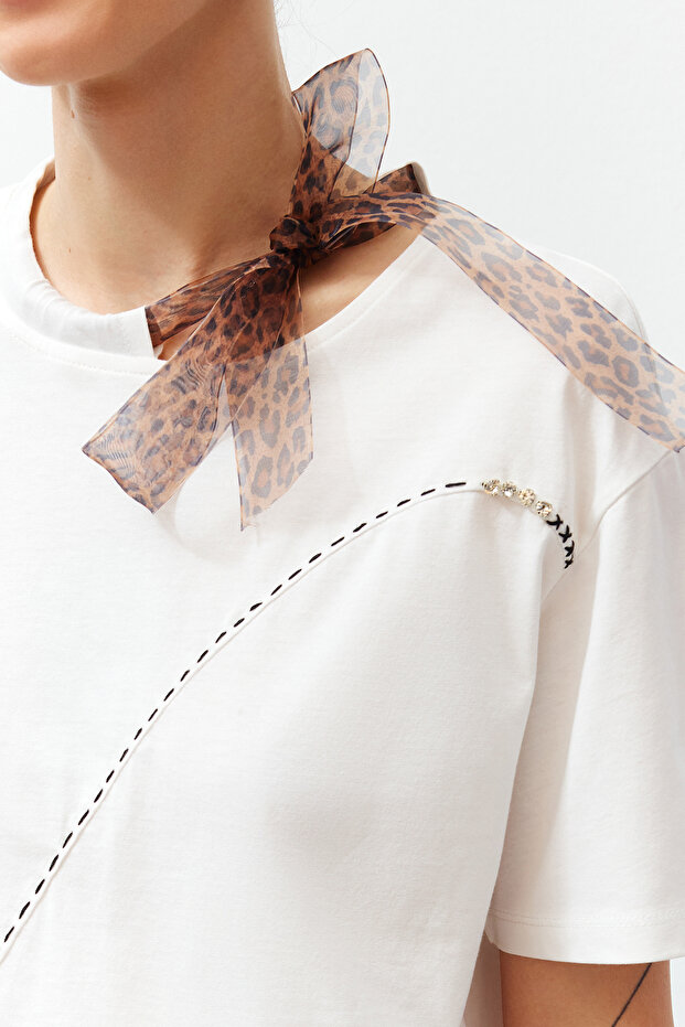 Beyaz Kalın Pamuklu Leopar Boyundan Bağlamalı Detaylı Örme T-Shirt TEDSS24TS00001 - 7