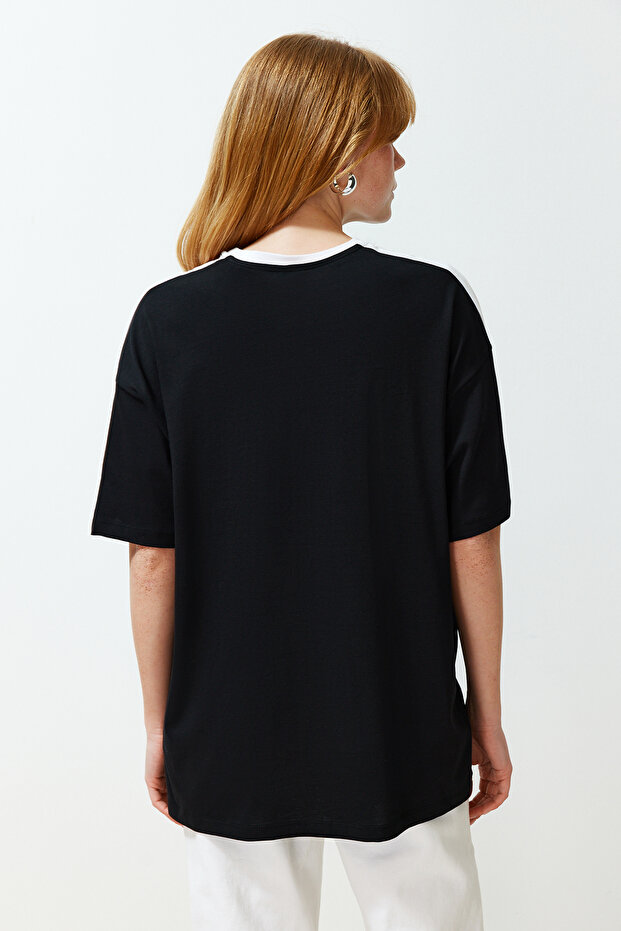 Siyah %100 Kalın Pamuklu Renk Bloklu Sloganlı Oversize/Geniş Kalıp Örme T-Shirt TWOSS24TS00132 - 6