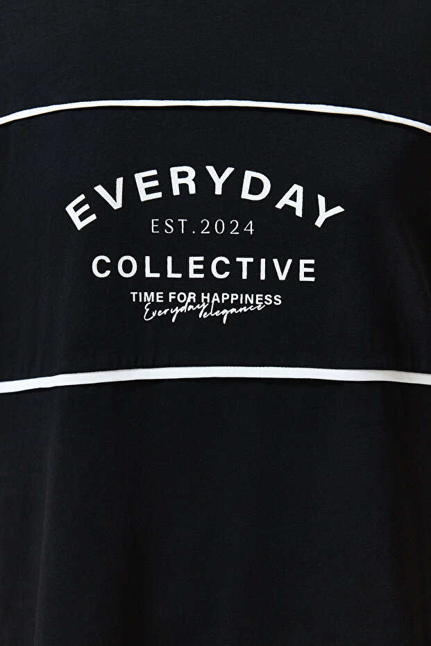 Siyah %100 Kalın Pamuklu Renk Bloklu Sloganlı Oversize/Geniş Kalıp Örme T-Shirt TWOSS24TS00132 - 4