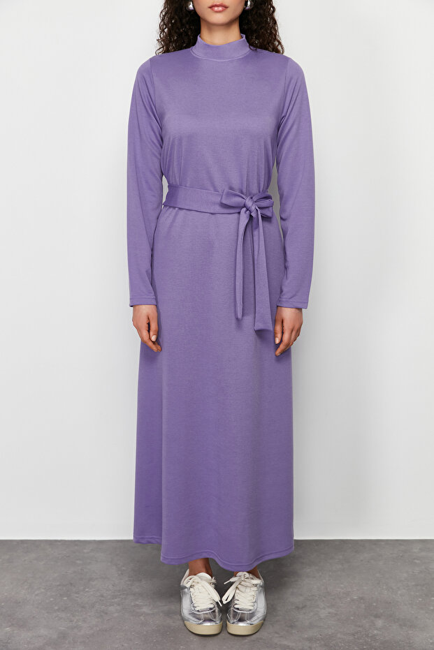 Sukienka dzianinowa z kołnierzykiem typu stójka w kolorze liliowym - z paskiem, TCTSS24EB00122 - 2
