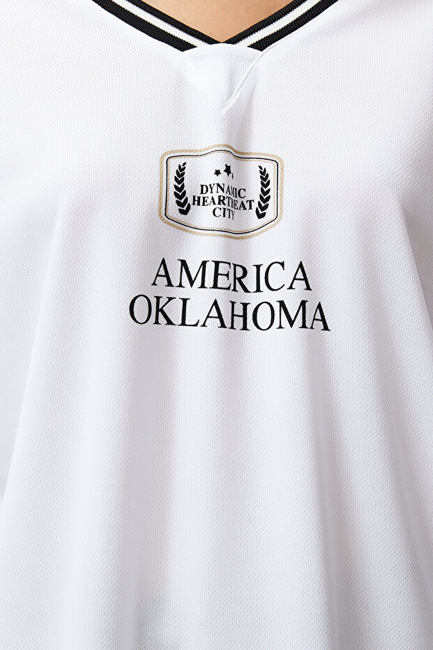 Beyaz Slogan Baskılı Forma Oversize/Geniş Kesim V Yaka Örme T-Shirt TWOSS24TS00112 - 6