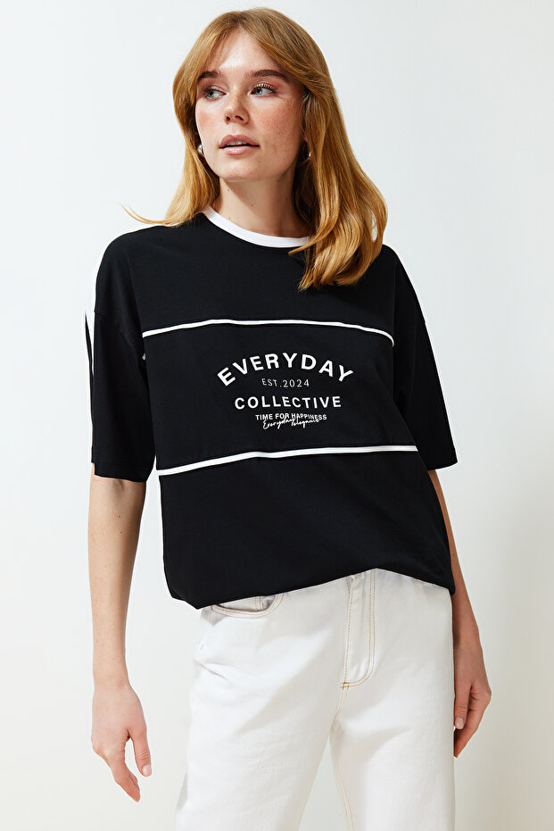 Siyah %100 Kalın Pamuklu Renk Bloklu Sloganlı Oversize/Geniş Kalıp Örme T-Shirt TWOSS24TS00132 - 1