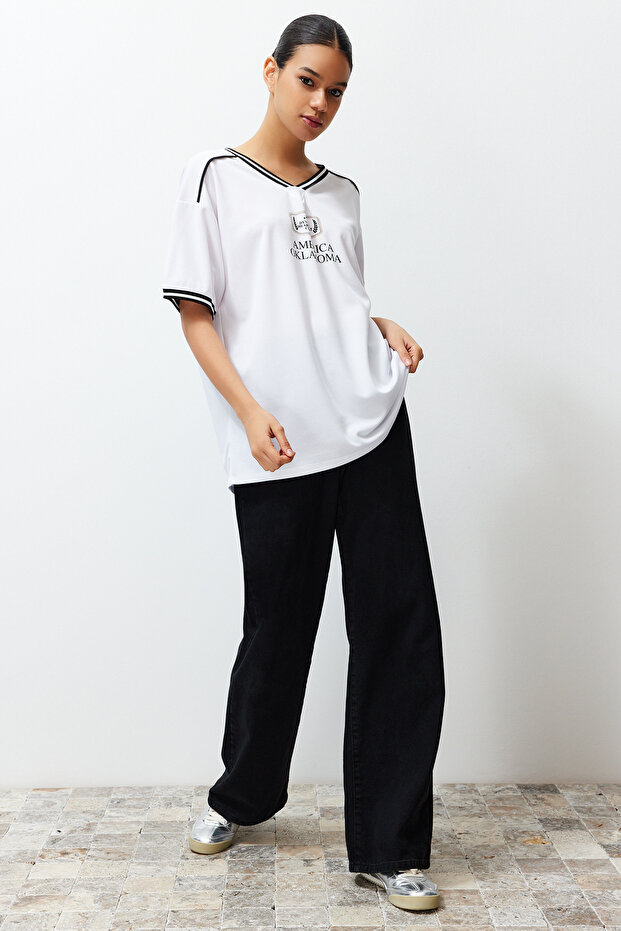 Beyaz Slogan Baskılı Forma Oversize/Geniş Kesim V Yaka Örme T-Shirt TWOSS24TS00112 - 3
