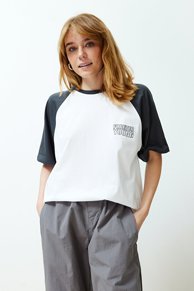 Beyaz %100 Kalın Pamuklu Renk Bloklu Sloganlı Relaxed/Rahat Kesim Örme T-Shirt TWOSS24TS00134 - 3