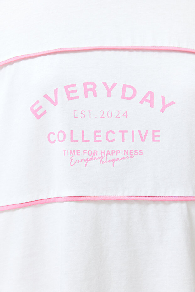 Beyaz %100 Kalın Pamuklu Renk Bloklu Sloganlı Oversize/Geniş Kalıp Örme T-Shirt TWOSS24TS00132 - 4