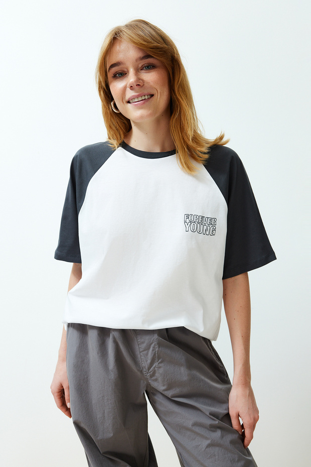 Beyaz %100 Kalın Pamuklu Renk Bloklu Sloganlı Relaxed/Rahat Kesim Örme T-Shirt TWOSS24TS00134 - 1