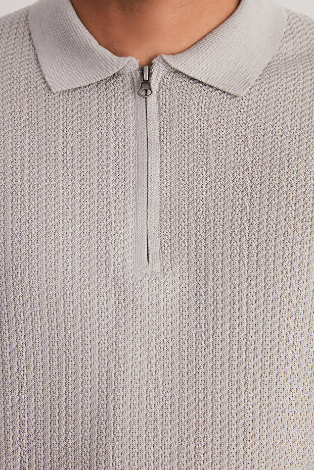 T-shirt polo z kołnierzykiem kamiennym o regularnym kroju, ażurowy i zapinany na zamek TMNSS24PO00001 - 5